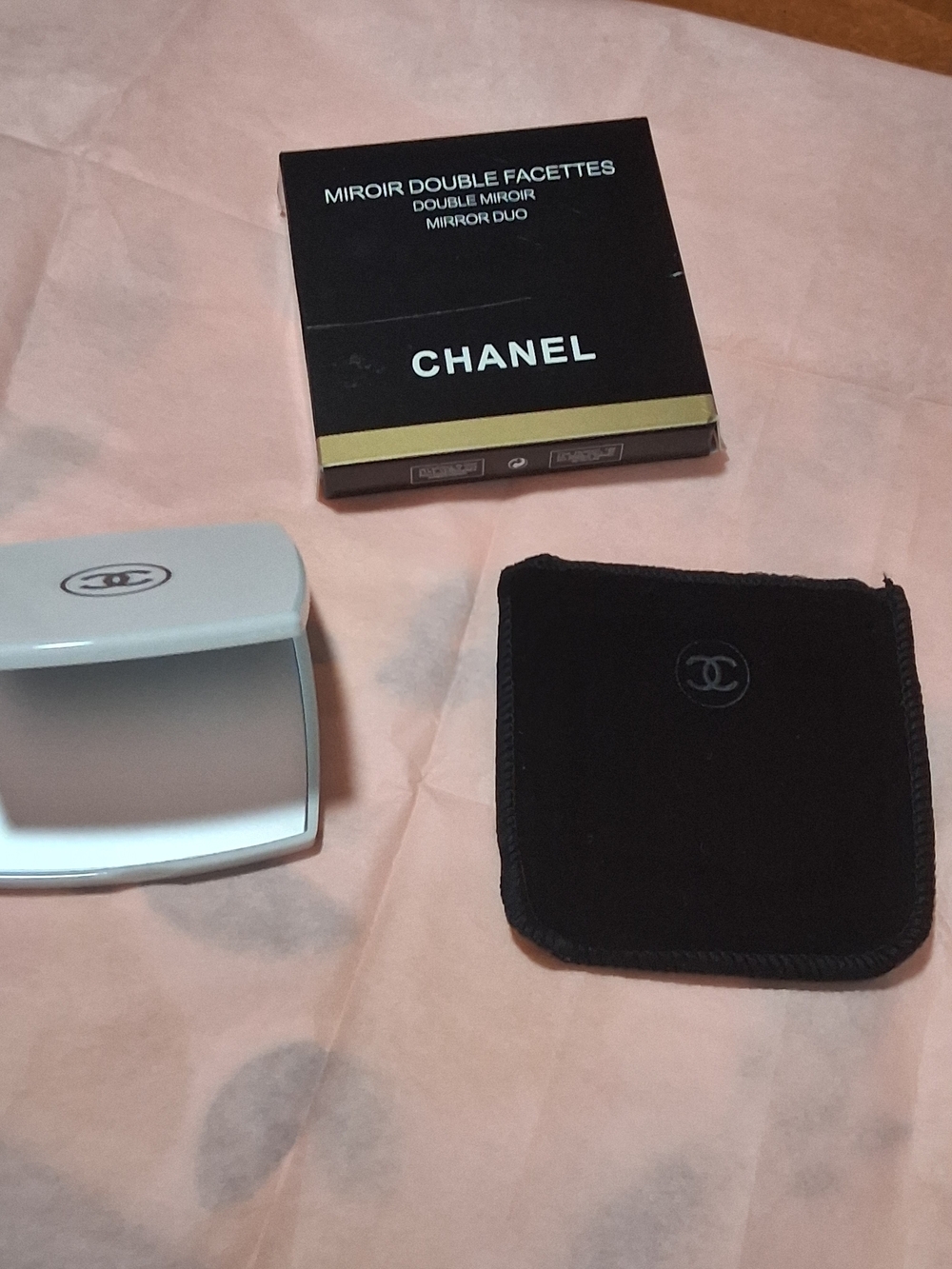 CHANEL White Compact Double Mirror Light Gray w/ Black Velvet.New Pouch
